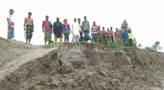 কুড়িগ্রামের দুধ কুমার নদের ভাঙ্গন প্রতিরোধের দাবিতে ফুসে উঠেছে এলাকাবাসী