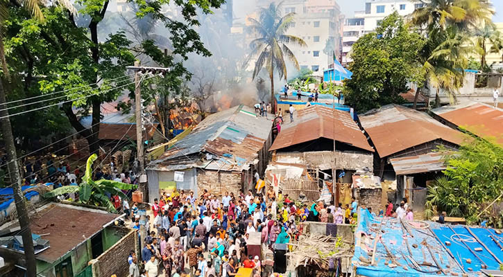 হালিশহরে বস্তিতে আগুন