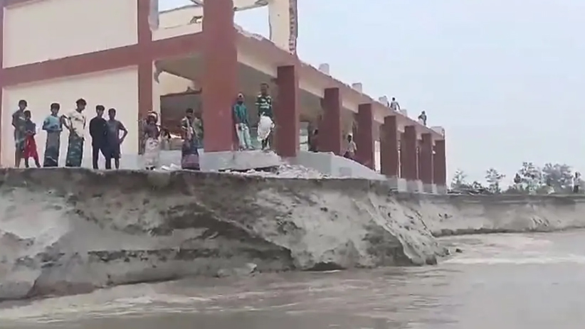ভাঙন আতঙ্কে যমুনাপাড়ের মানুষ, নদীগর্ভে বিলীনের পথে স্কুল