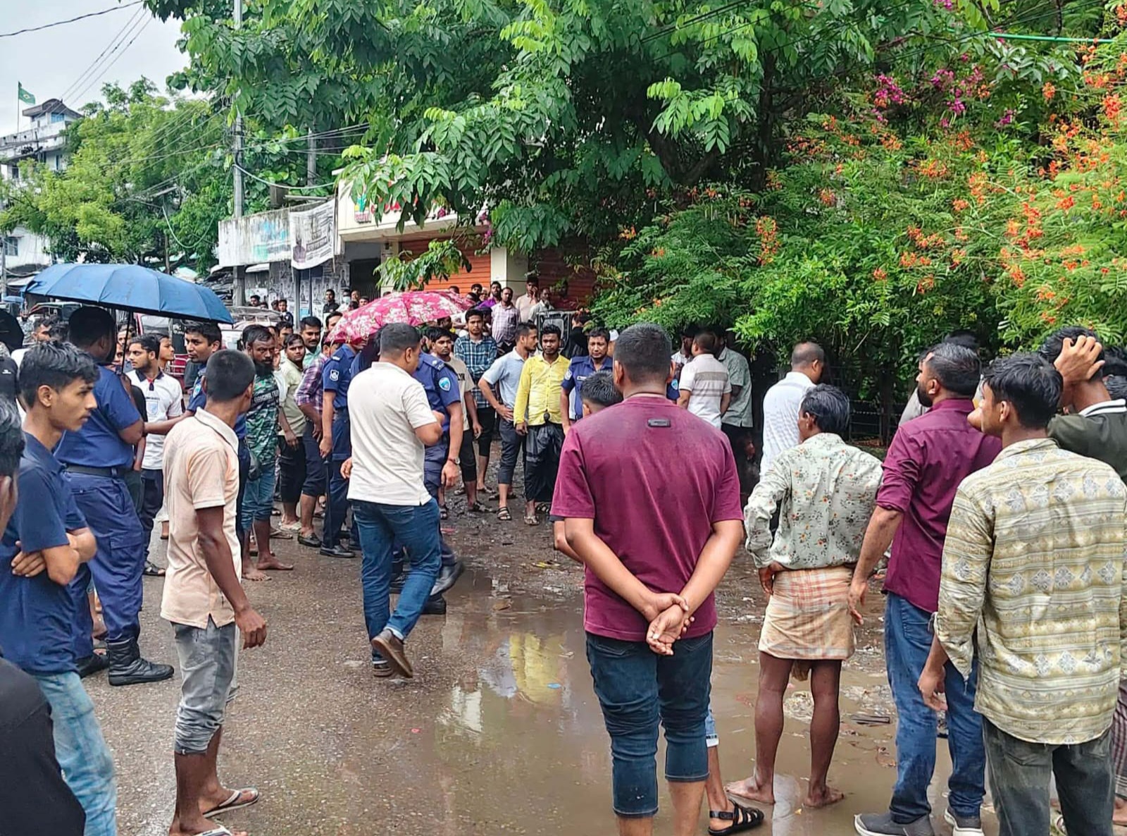 নারী দিয়ে আলীকদম প্রেস ক্লাব দখলের অপচেষ্টা, নির্বাচিত সদস্যদের ওপর হামলা ও ভাঙচুর,  পরিস্থিতি নিয়ন্ত্রণে আলীকদম সেনা জোনের ভূমিকা দৃশ্যমান