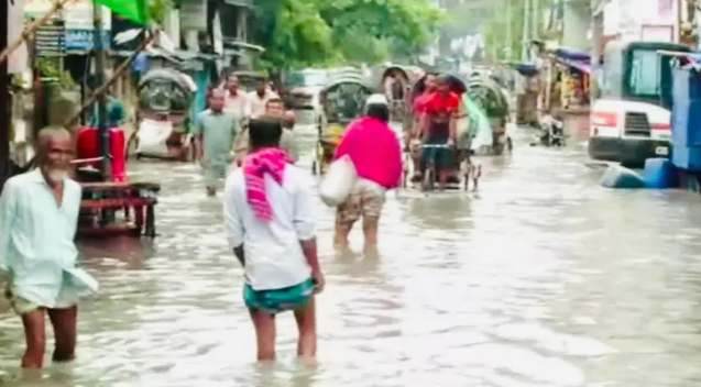 আধা ঘণ্টার বৃষ্টিতেই ডুবল চট্টগ্রাম, ভোগান্তিতে নগরবাসী