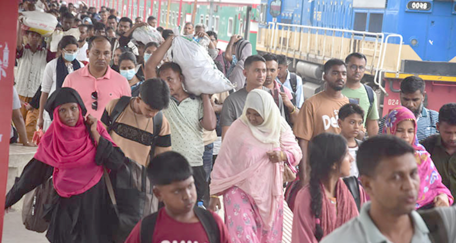 ছুটি শেষে বন্দরনগরীতে ফিরছে মানুষ, রেলস্টেশনে যাত্রীদের ভিড়