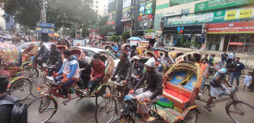 সরকার ও ডিএমপির নীতিগত সিদ্ধান্ত : অবশেষে ঢাকার সড়ক থেকে সরতে যাচ্ছে অটোরিকশা
