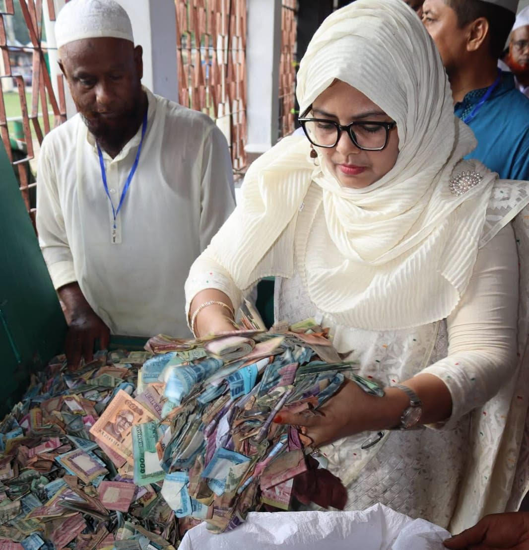 কিশোরগঞ্জের ঐতিহাসিক পাগলা মসজিদের ১৩ টি সিন্দুক খুলে মিলল ৪৩ বস্তা টাকা - চলছে গনণার কাজ
