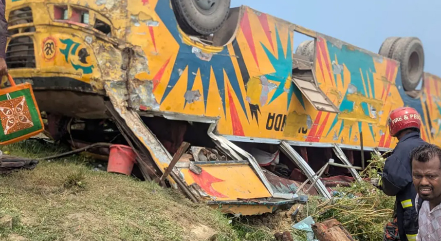 ব্রাহ্মণবাড়িয়ায় নিয়ন্ত্রণ হারিয়ে খাদে বাস, নিহত ৪