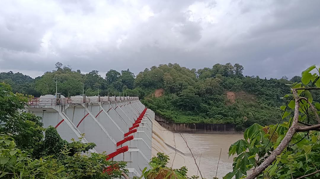 জলবিদ্যুৎ কেন্দ্র রক্ষায় পানির চাপ কমাতে কাপ্তাই বাঁধের ১৬ গেইট ৬ ইঞ্চি খুলে দিয়েছে কর্তৃপক্ষ