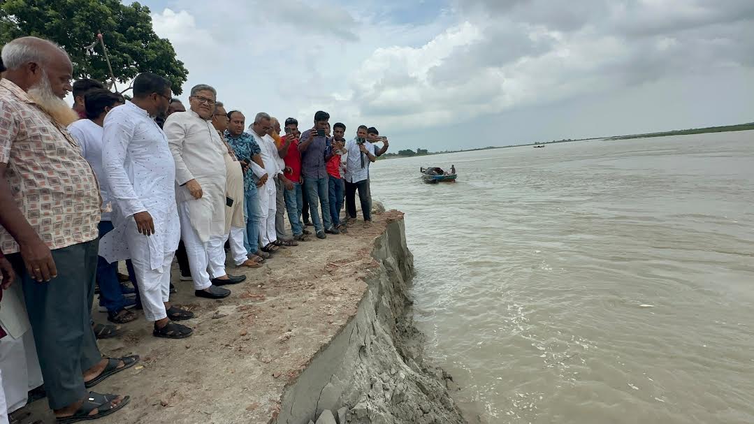 ৬-৭ বিঘা জমি নদীতে, এমপিকে পেয়ে কান্নায় ভেঙে পড়লেন জনগন।