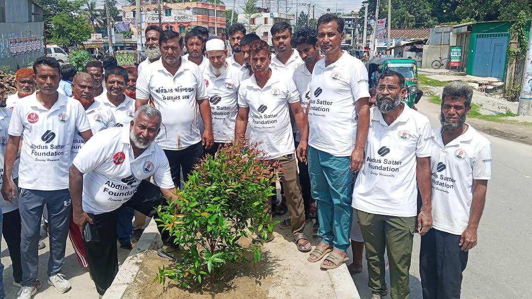 সিরাজগঞ্জ শহরকে সৌন্দর্য বর্ধনের জন্য বৃক্ষ রোপণ  করলেন হাজী মোঃ আব্দুস সাত্তার