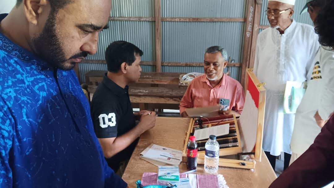সেনবাগে বিনামূল্যে চক্ষু চিকিৎসা ক্যাম্প, সেবা পেলেন ১৩০ রোগী