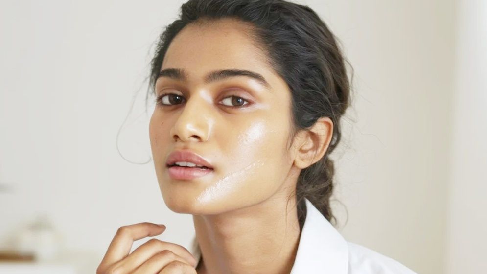 বর্ষায় চিটচিটে ত্বক ও ব্রণ, বেছে নিন সঠিক ফেসওয়াশ