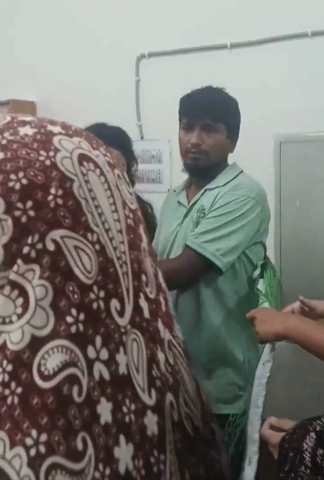 বিজয় ২৪ হলের ক্যানটিন বয়ের বিরুদ্ধে ৮টি ধারায় মামলা করেছে বিশ্ববিদ্যালয় প্রশাসন