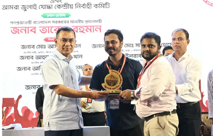 প্রধানমন্ত্রী  থেকে জুলাই জাতীয় বিশেষ সম্মাননা পেলেন  ছাত্রদলের ওমর ফারুক সাগর 