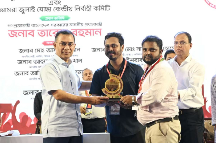 পেট ভেদ করে বেরিয়ে গিয়েছিল গুলি, মৃত্যুর দুয়ার থেকে ফিরে এবার ‘জুলাই জাতীয় বিশেষ সম্মাননা’ পেলেন ওমর ফারুক সাগর