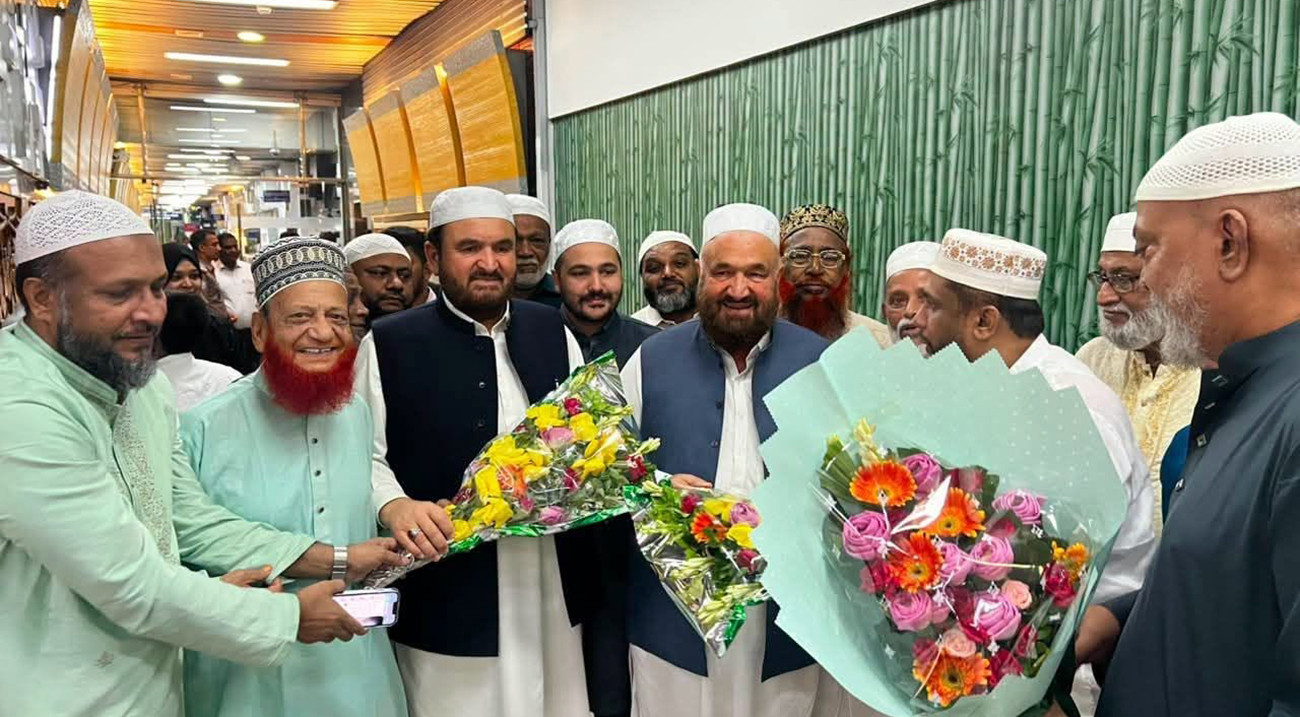 আল্লামা সাবির শাহকে বিমানবন্দরে ফুলেল শুভেচ্ছা