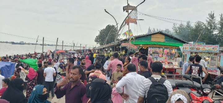 বন্দর নগরীর পতেঙ্গা সমুদ্র সৈকতে পর্যটকদের উপচে পড়া ভিড়