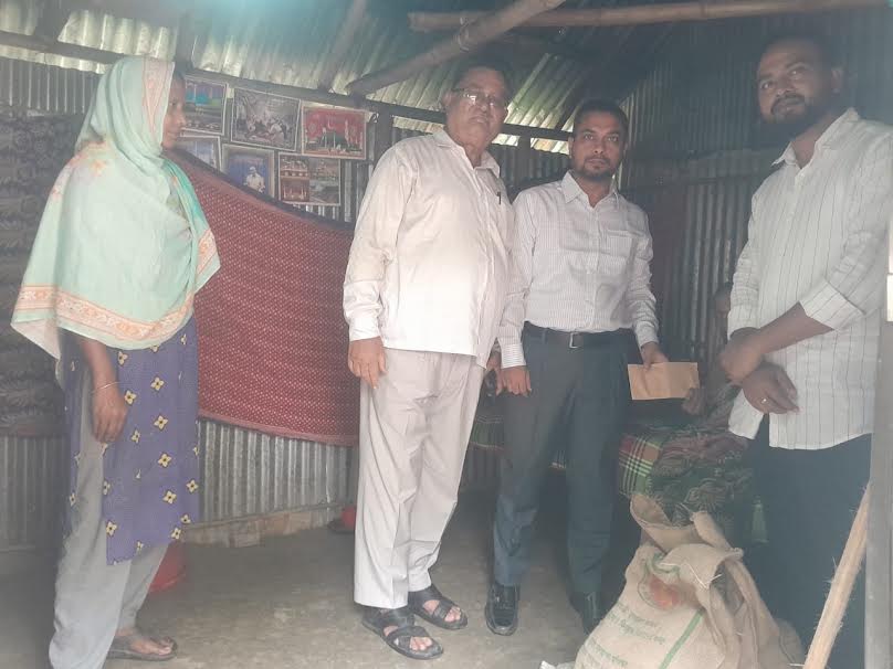 কুড়িগ্রামে সাজিরন বেওয়াকে উপজেলা প্রশাসনের উদ্যোগে সহায়তা প্রদান