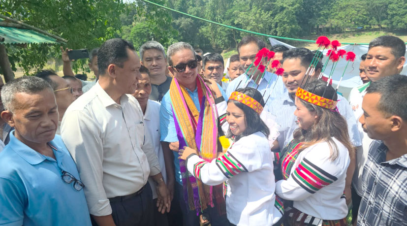 রাঙামাটির বিলাইছড়িতে পাহাড়ধ্বসে ক্ষতিগ্রস্তদের মাঝে চেয়ারম্যান দীপুর ত্রাণ সামগ্রী বিতরণ