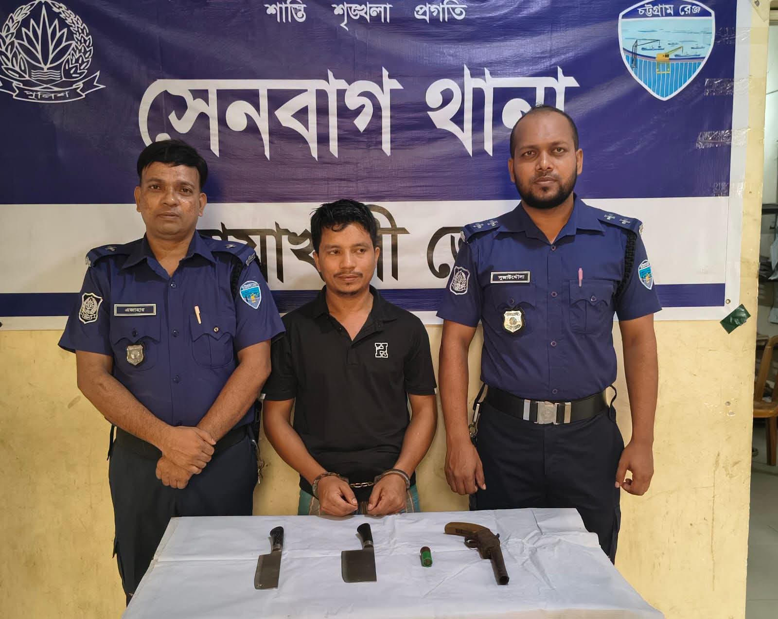সেনবাগে অস্ত্রসদৃশ রিভলবার ও ধারালো অস্ত্রসহ যুবক গ্রেপ্তার