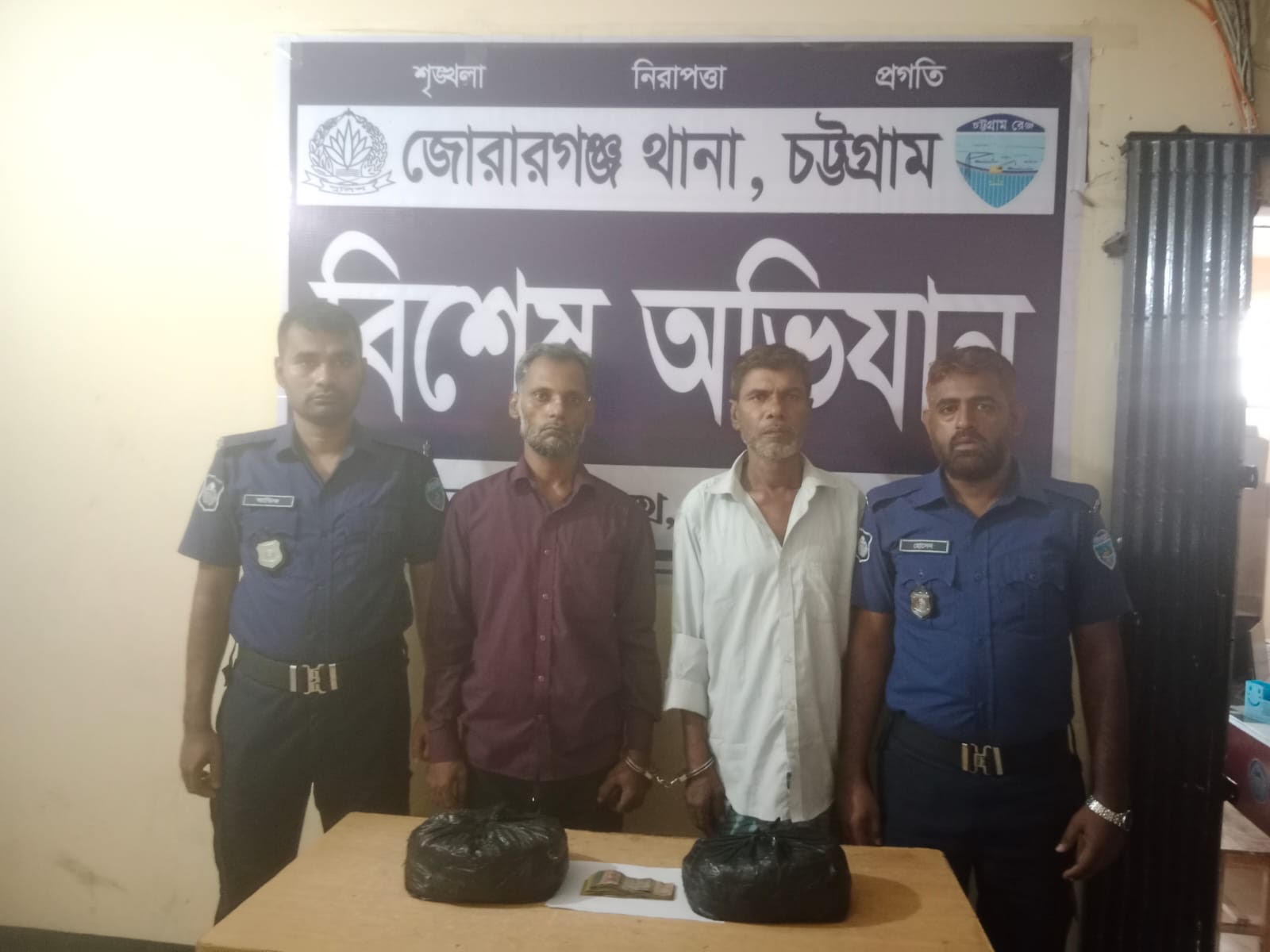  জোরারগঞ্জ থানা পুলিশের অভিযানে ২কেজি গাঁজা উদ্ধার, মাদক বিক্রির নগদ টাকাসহ গ্রেফতার ২ 