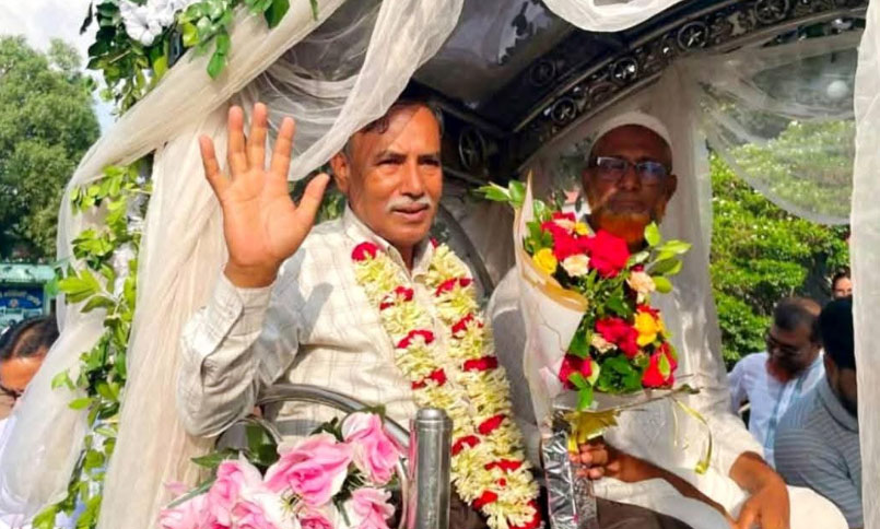 শিক্ষককে রাজকীয় বিদায়, ঘোড়ার গাড়িতে বাড়ি পৌঁছে দিলেন শিক্ষক ও শিক্ষার্থীরা