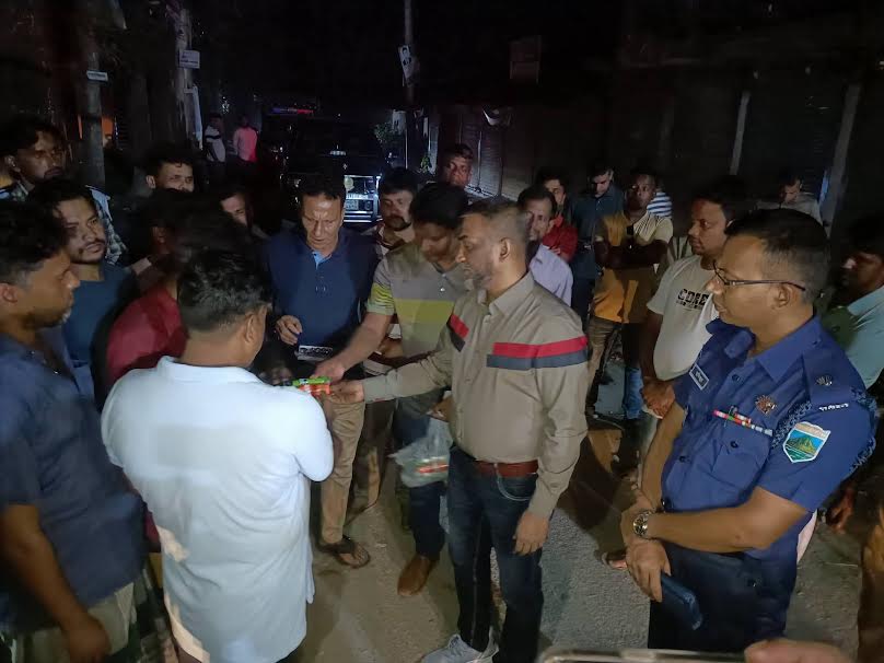 অপরাধ নিয়ন্ত্রণে শাহজাদপুরে বাঁশকল ডিউটি পরিদর্শন, টর্চলাইট ও বাঁশি বিতরণ করলেন পুলিশ সুপার 