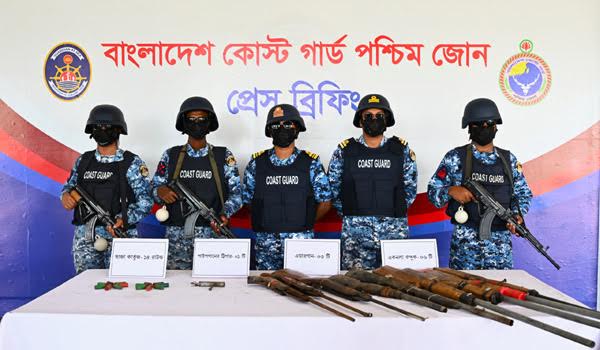 সুন্দরবনে কোস্ট গার্ডের অভিযানে ৬ বন্দুক, ৩ এয়ারগান ও ১৪ রাউন্ড তাজা কার্তুজ উদ্ধার, পালাল দস্যুরা