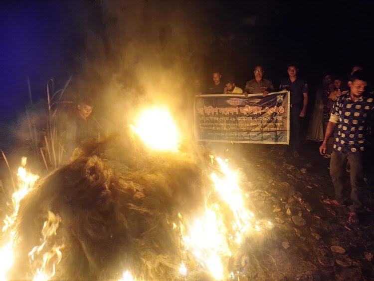পায়রা নদীতে নৌ পুলিশের অভিযান বিপুল পরিমাণ অবৈধ জাল ও নৌকা আটক, জাল পুড়িয়ে ধ্বংস।